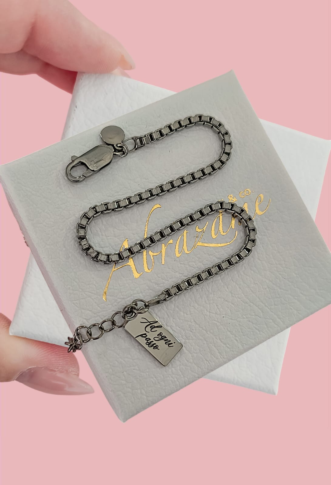 Bracciale filo spesso targhetta pendente